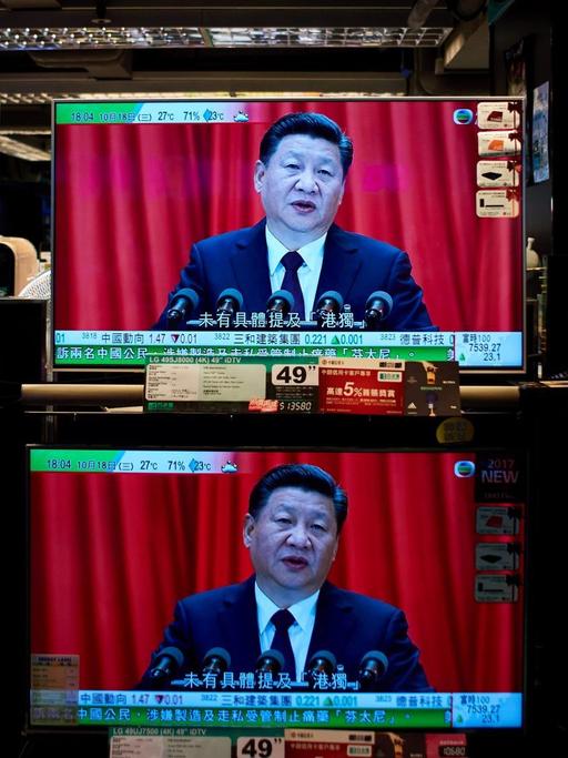 Auf Fernsehern in einem Elektronikgeschäft ist der chinesische Staatschef Xi Jinping zu sehen.