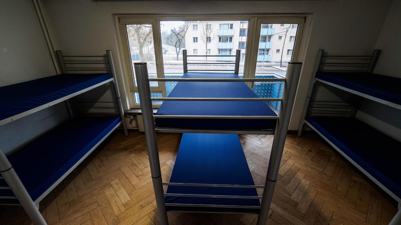 Ein Raum mit Stockbetten innerhalb eines Wohnblocks der Aufnahmeeinrichtung Oberfranken in Bamberg 