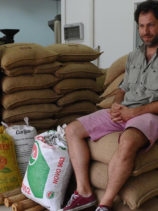 Vinccent Mourou, Mitgründer der Schokoladenfirma Marou, sitzt auf Säcken mit Kakaobohnen in seiner Firma in Ho Chi Minh City.