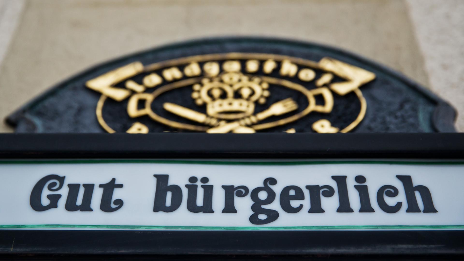 "Gut bürgerlich" steht auf einem Schild an einem Gasthof im bayerischen Bischofsgrün im Februar 2013.