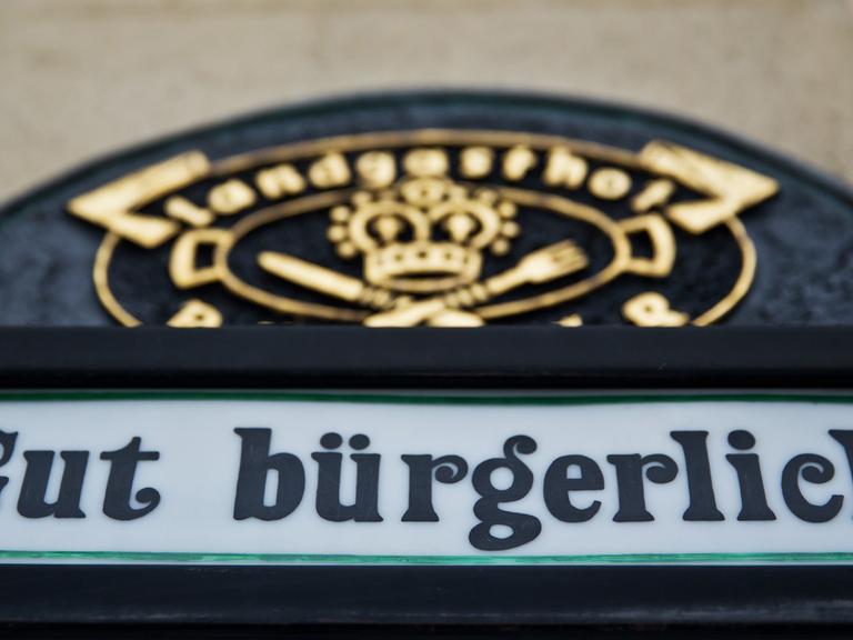 "Gut bürgerlich" steht auf einem Schild an einem Gasthof im bayerischen Bischofsgrün im Februar 2013.
