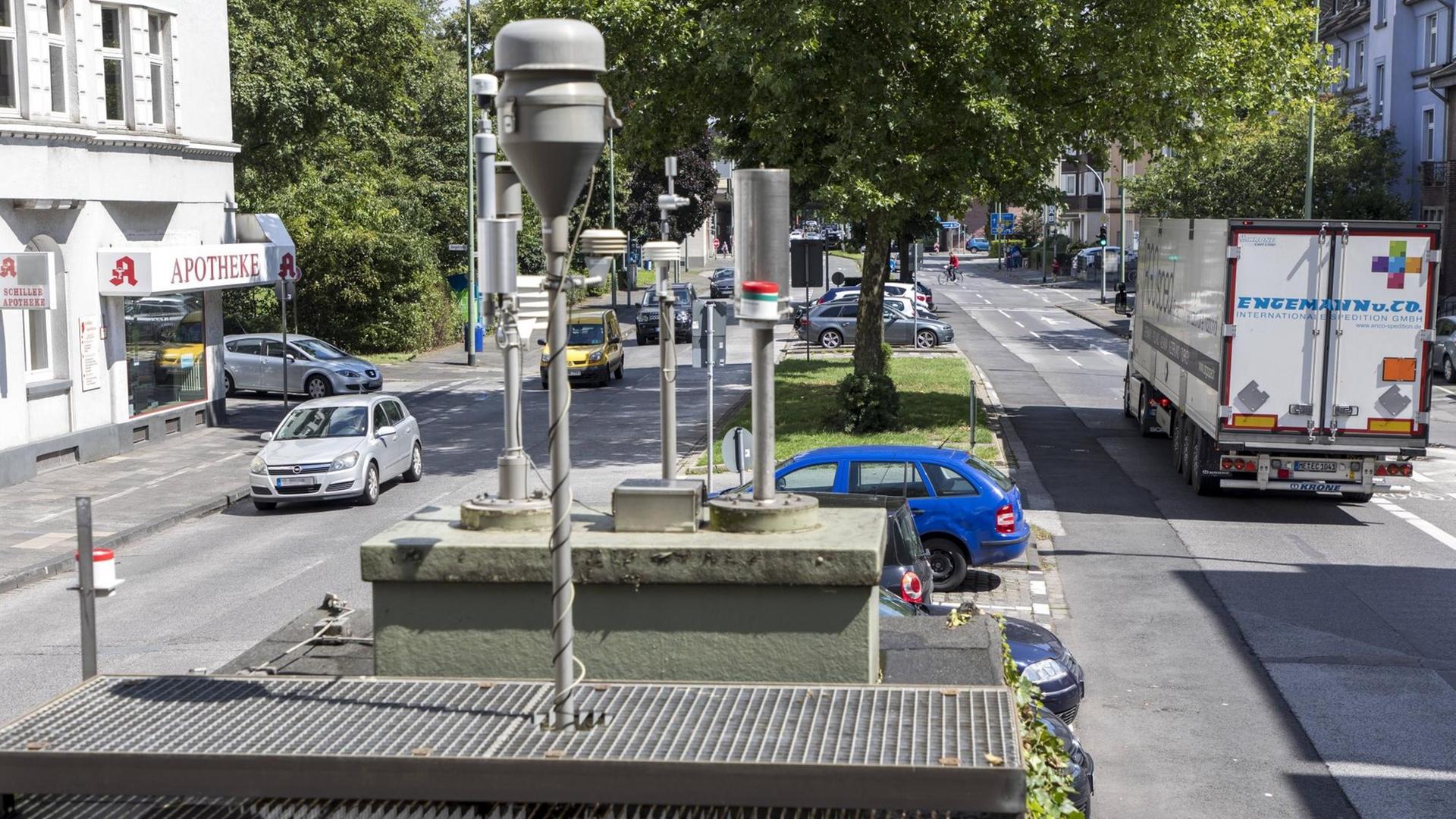 Luft-Messstation des Landesamt für Natur Umwelt und Verbraucherschutz NRW, an der Kardinal-Gahlen Straße in Duisburg Luft-Messstation des Landesamt für Natur Umwelt und Verbraucherschutz NRW, an der Kardinal-Gahlen Straße in Duisburg