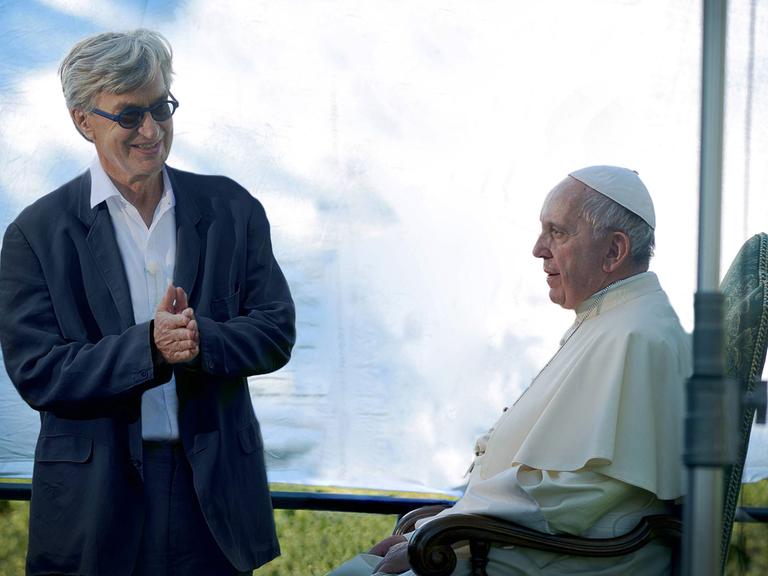 Regisseur Wim Wenders und sein Protagonist Papst Franziskus in dem Film "Papst Franziskus – Ein Mann seines Wortes"