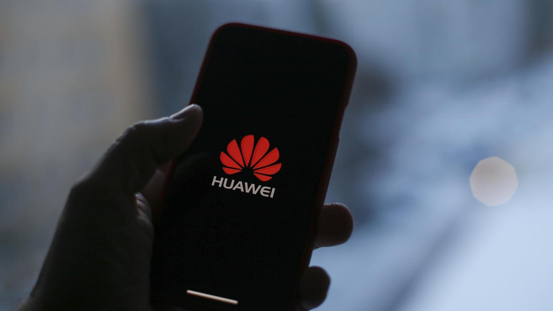 Smartphone von Huawei in der Hand eines Nutzers. Smartphone von Huawei in der Hand eines Nutzers.