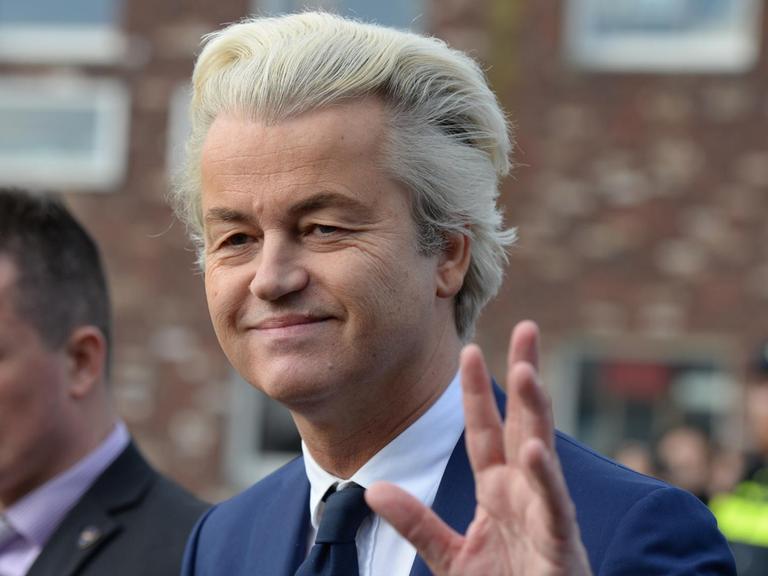 Der Rechtspopulist Geert Wilders verlässt am 15.03.2017 ein Wahllokal in Den Haag (Niederlande) .