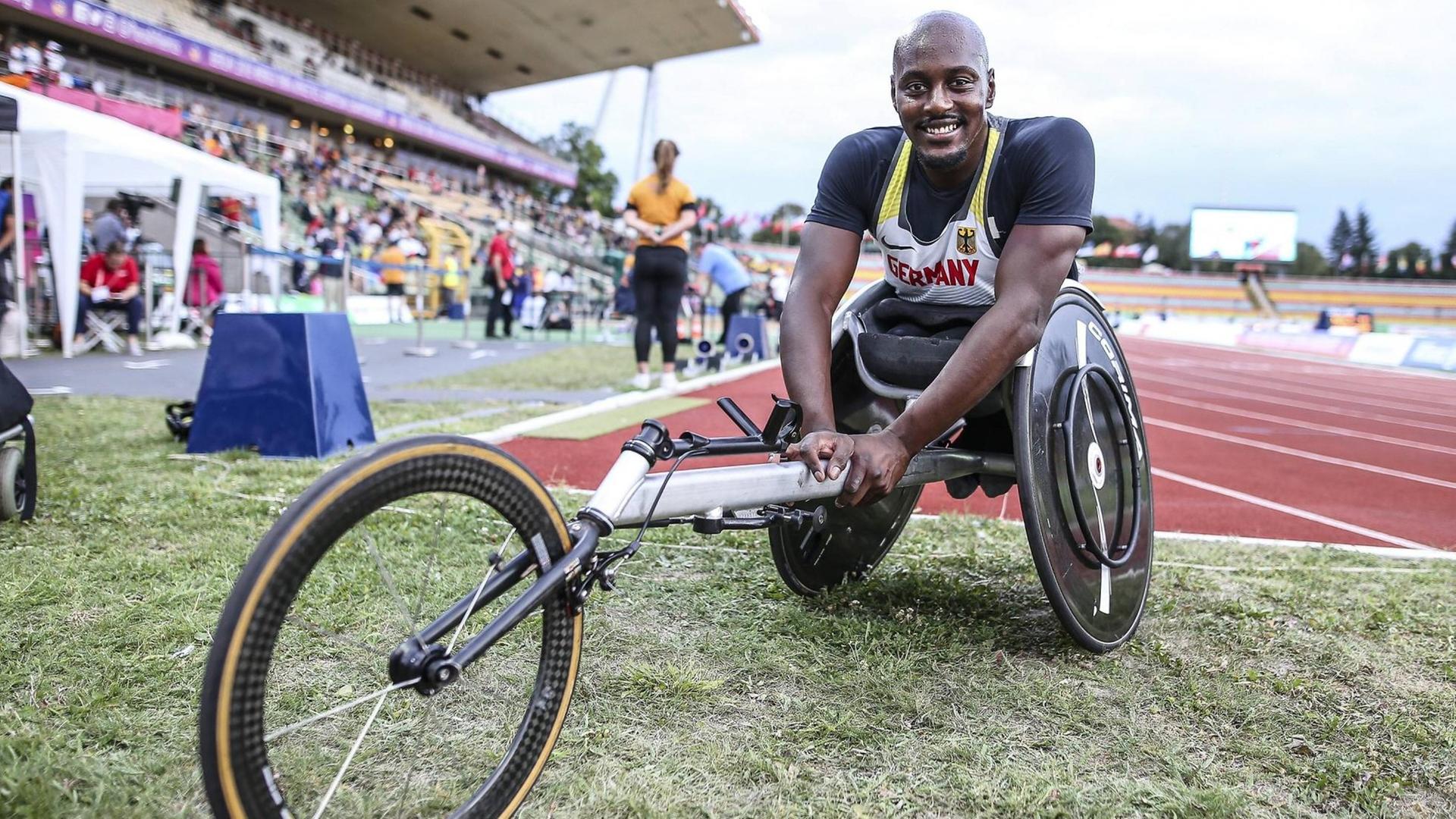 Auf genommen bei der Para Leichtathletik-EM in Berlin am 20.08.2018. Alhassane Baldé bei der Para Leichtathletik-EM im Friedrich-Ludwig-Jahn-Sportpark in Berlin sitzt in seinem Rollstuhl und lächelt in die Kamera. Auf genommen bei der Para Leichtathletik-EM in Berlin am 20.08.2018. Alhassane Baldé bei der Para Leichtathletik-EM im Friedrich-Ludwig-Jahn-Sportpark in Berlin sitzt in seinem Rollstuhl und lächelt in die Kamera.