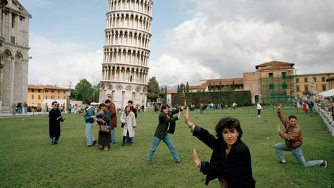 Menschen scheinen auf der Fotografie von Martin Parr, den Turm von Pisa zu stützen.