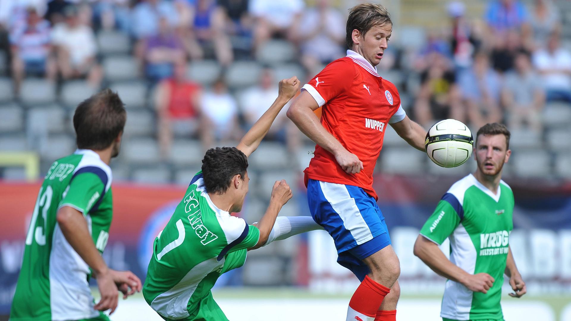 Ein Fußballspiel in der Oberliga Niederrhein: Der Wuppertaler SV gegen den FC Kray. Ein Fußballspiel in der Oberliga Niederrhein: Der Wuppertaler SV gegen den FC Kray.