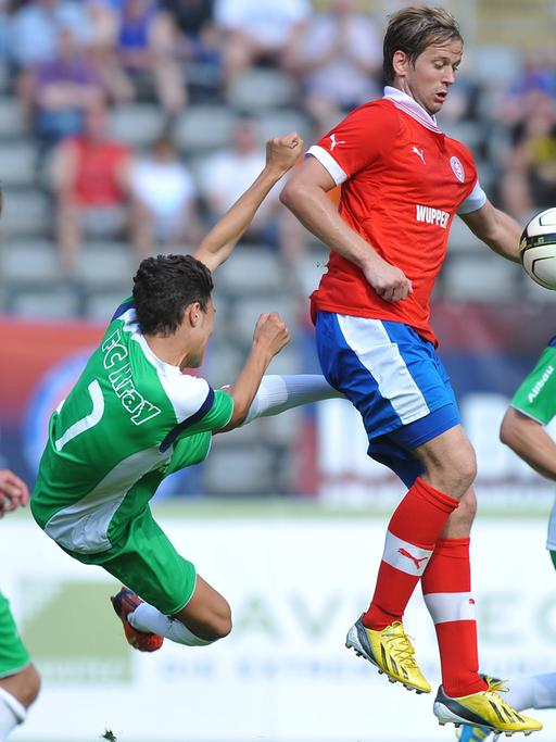 Ein Fußballspiel in der Oberliga Niederrhein: Der Wuppertaler SV gegen den FC Kray.