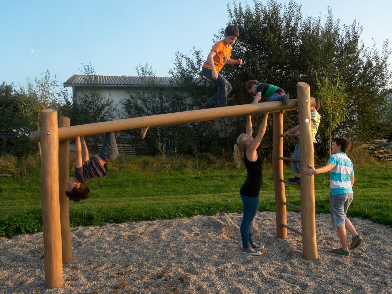 Robust gearbeitet: An den Spielgeräten geht viel - auch für Kinder mit Behinderung. Robust gearbeitet: An den Spielgeräten geht viel - auch für Kinder mit Behinderung.