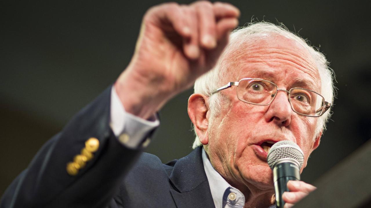 Bernie Sanders am Mikrofon Bernie Sanders am Mikrofon