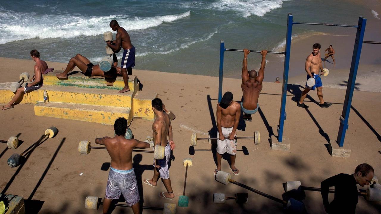 Junge Männer trainieren zwischen den Stränden Ipanema und Copacabana in Rio de Janeiro. Junge Männer trainieren zwischen den Stränden Ipanema und Copacabana in Rio de Janeiro.