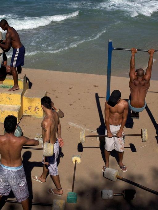 Junge Männer trainieren zwischen den Stränden Ipanema und Copacabana in Rio de Janeiro.