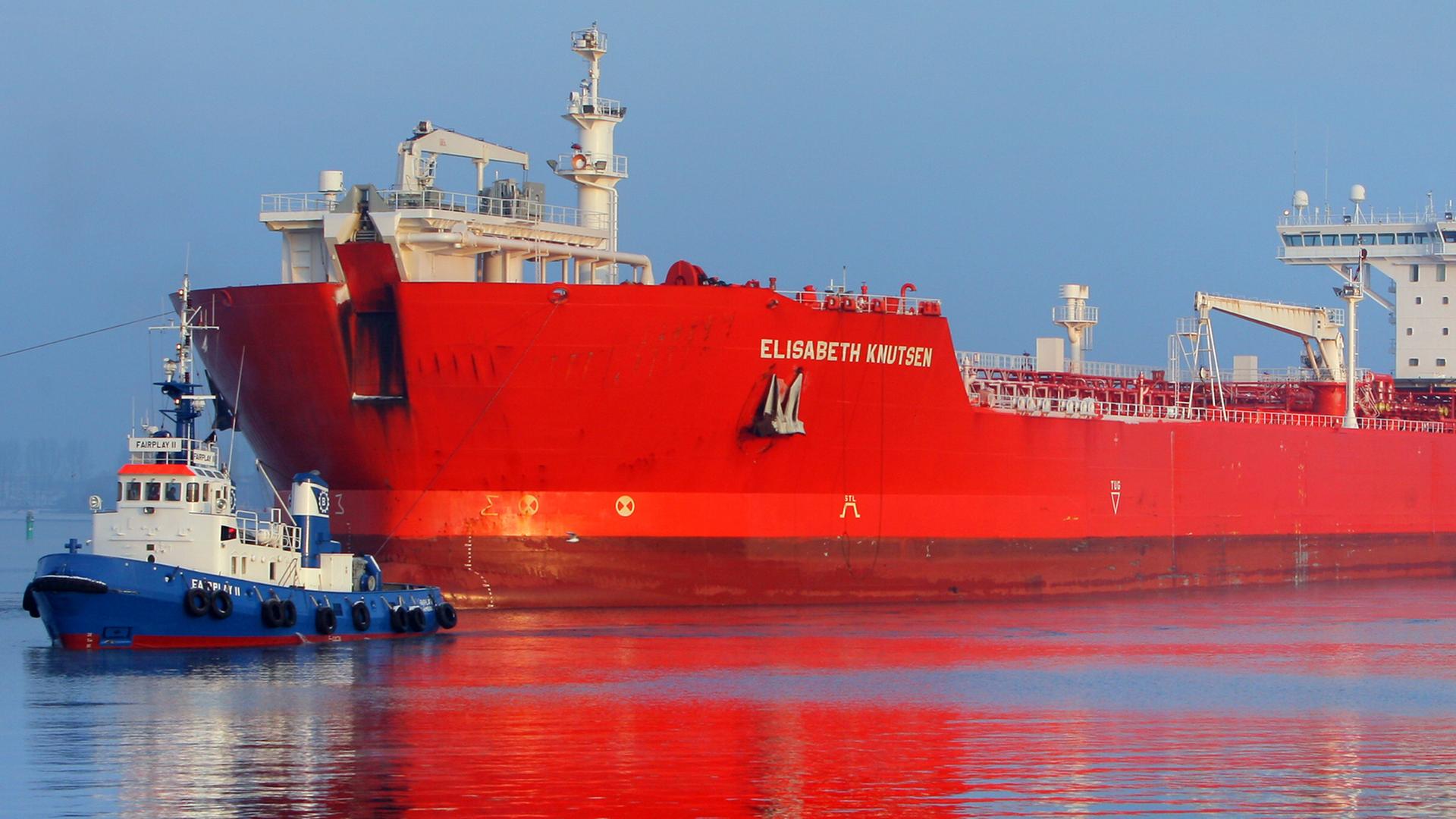 Der Tanker "Elisabeth Knutsen" mit 80.000 Tonnen Rohöl aus Russland an Bord wird am Mittwoch (06.01.2010) von Schleppern in den Seehafen Rostock bugisert. Der 265 Meter lange Tanker der norwegischen Reederei Knutsen OAS Shipping hat ein Fassungsvermögen von 121.000 Tonnen. Der Tanker "Elisabeth Knutsen" mit 80.000 Tonnen Rohöl aus Russland an Bord wird am Mittwoch (06.01.2010) von Schleppern in den Seehafen Rostock bugisert. Der 265 Meter lange Tanker der norwegischen Reederei Knutsen OAS Shipping hat ein Fassungsvermögen von 121.000 Tonnen.