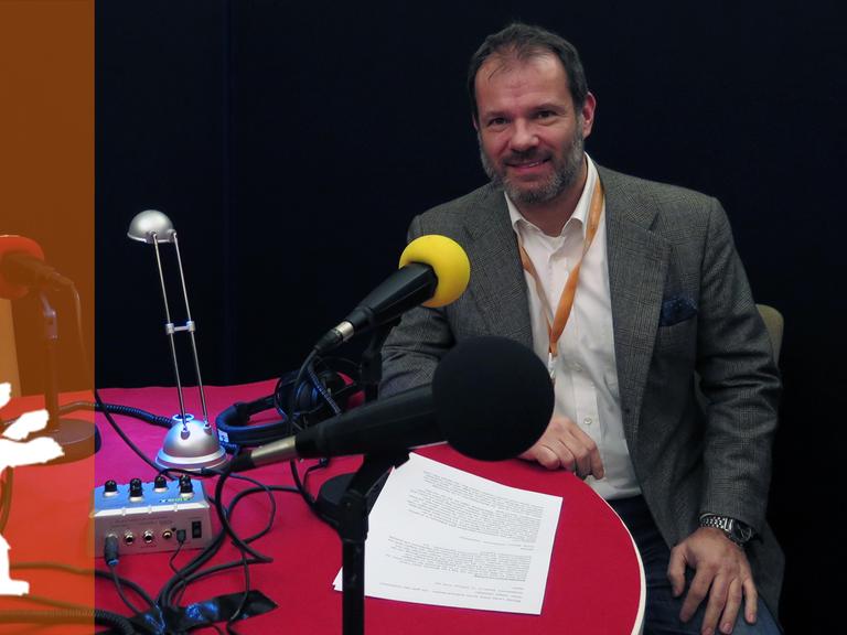 Holger Hettinger in einem der Berlinale-Studios von Deutschlandradio Kultur