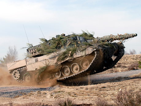 Ein Kampfpanzer vom Typ Leopard 2 in voller Fahrt