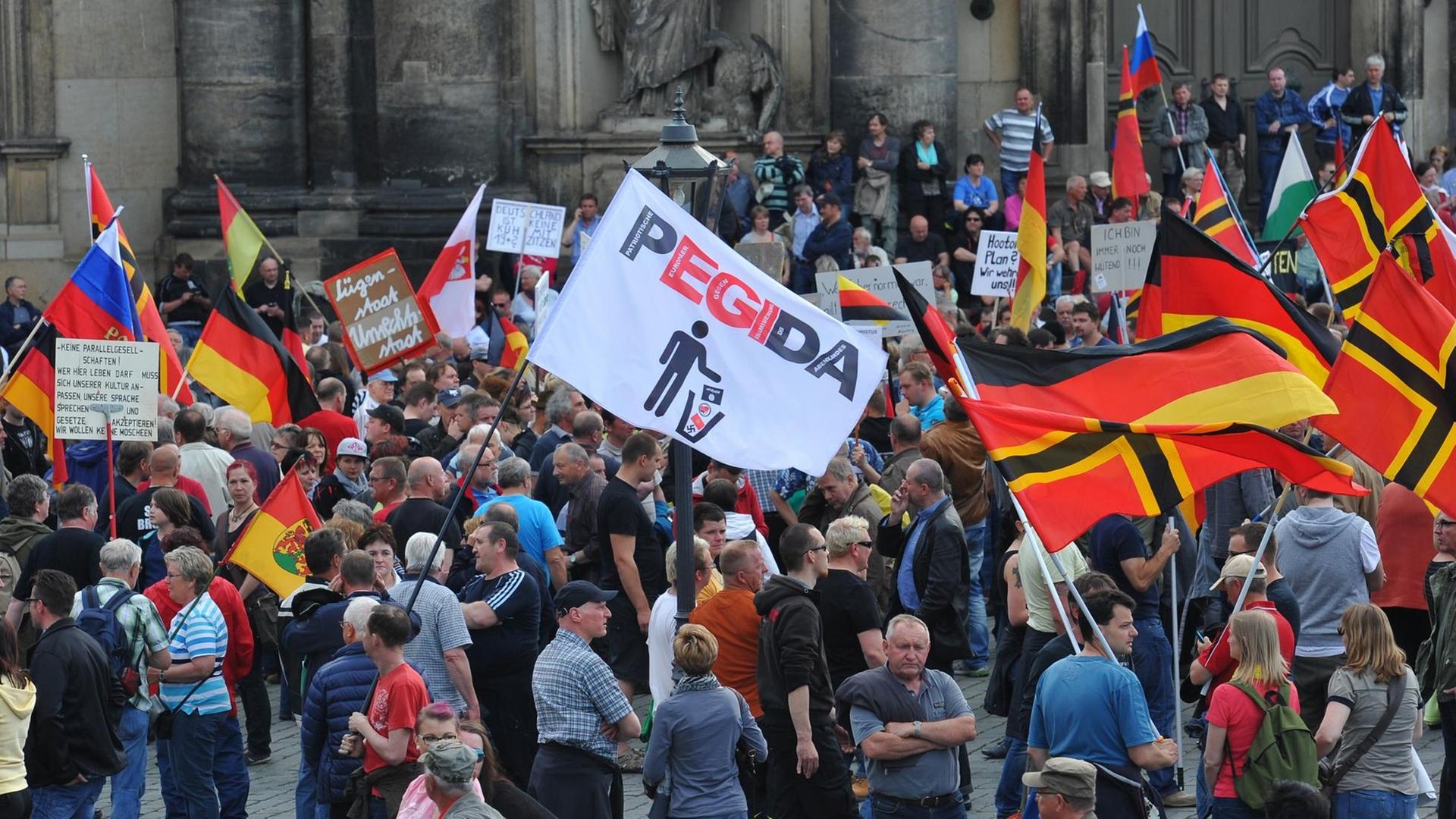 Anhänger des islamkritischen Bündnisses Pegida am 4. Mai 2015 in Dresden Anhänger des islamkritischen Bündnisses Pegida am 4. Mai 2015 in Dresden