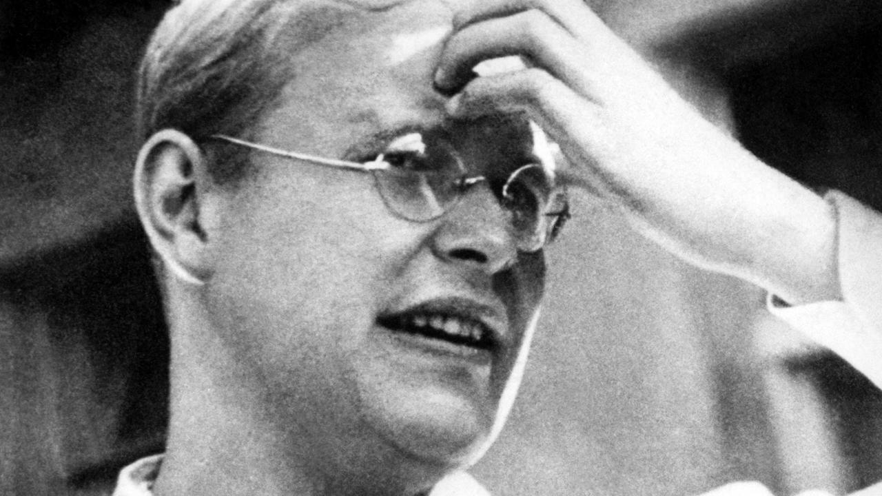 Dietrich Bonhoeffer auf einer undatierten Archivaufnahme Dietrich Bonhoeffer auf einer undatierten Archivaufnahme