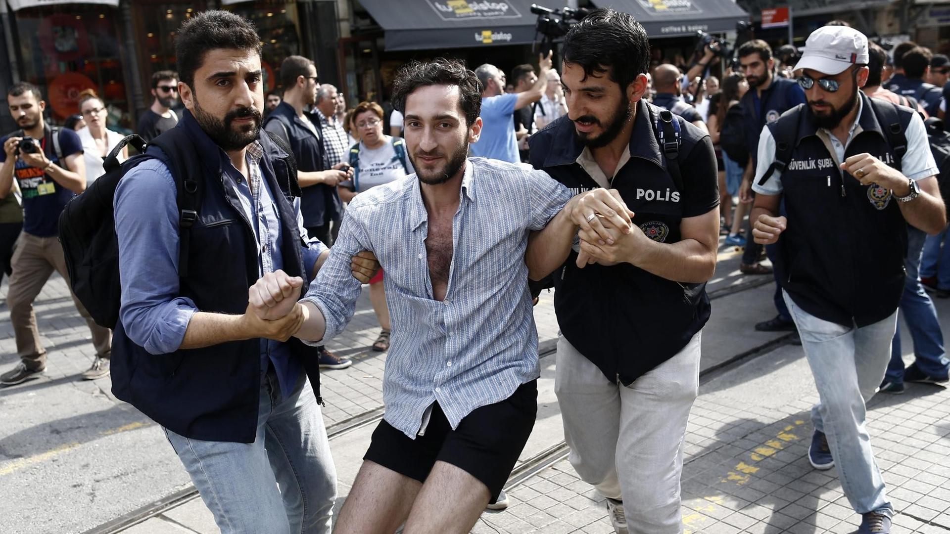 Die Polizei in Istanbul führt einen Teilnehmer der verbotenen "Pride Parade" ab Die Polizei in Istanbul führt einen Teilnehmer der verbotenen "Pride Parade" ab