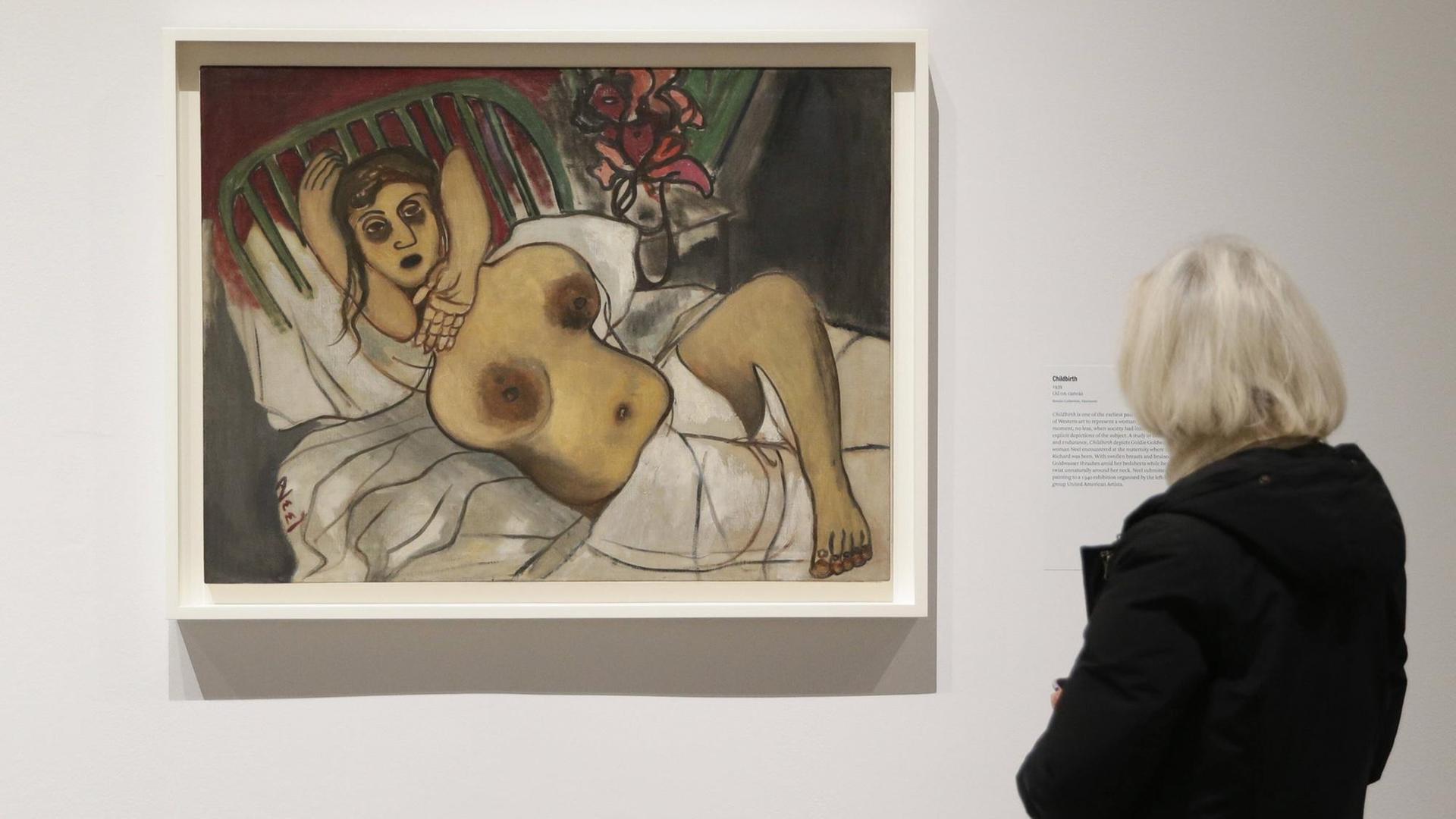 Ein Gemälde von Alice Neel: Eine schwangere Frau in einem Bett. Ein Gemälde von Alice Neel: Eine schwangere Frau in einem Bett.