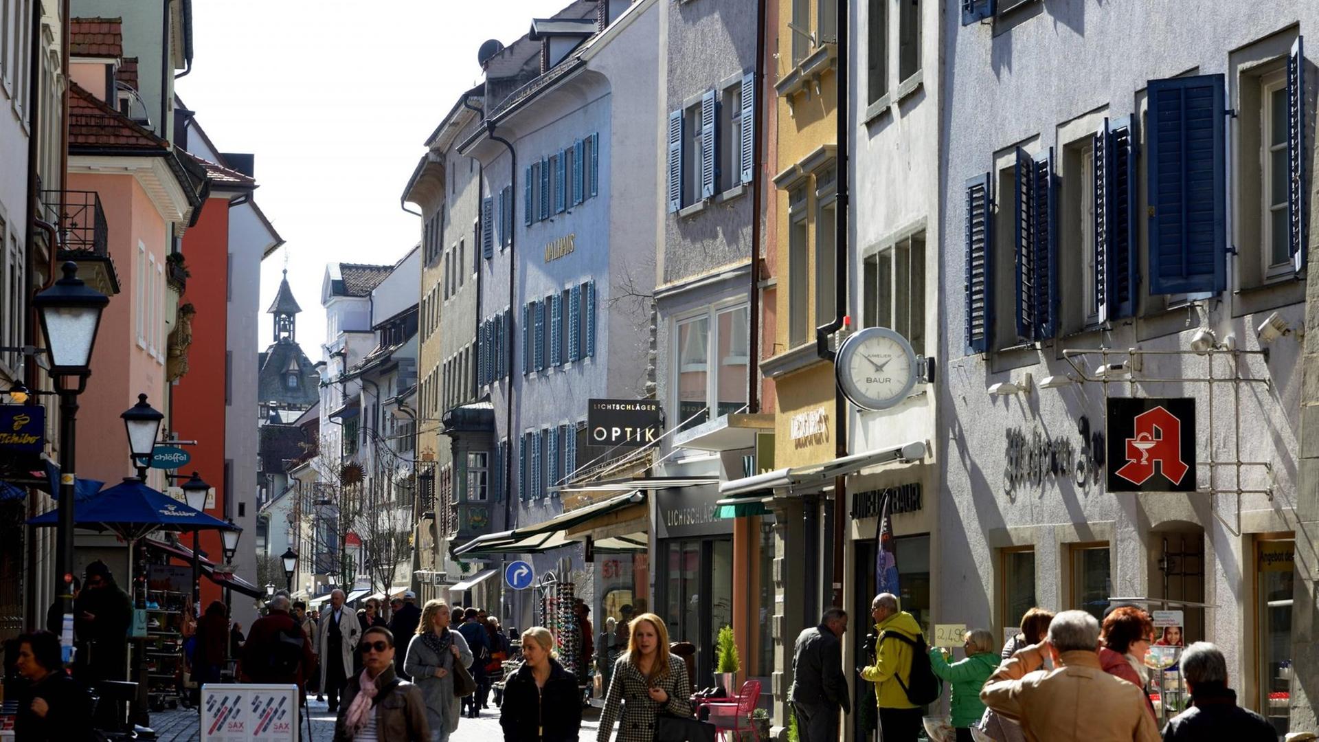 Passanten laufen durch die Fussgängerzonein Konstanz Passanten laufen durch die Fussgängerzonein Konstanz