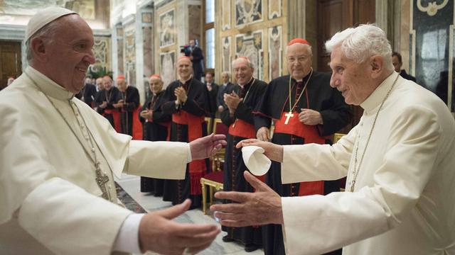 Papst Franziskus und sein emiritierter Vorgänger Benedikt XVI. bei der Feier des 65. Priesterjubiläums von Benedikt im Apostolischen Palast des Vatikans am 28.06.2016.