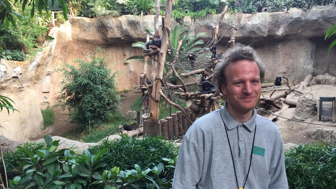 Der Wissenschaftler Manuel Bohn vor einem Affengehege im Leipziger Zoo.