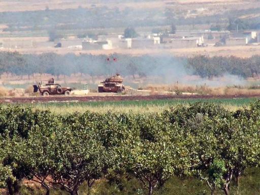 Türkische Panzer an der syrischen Grenze bei Kills.