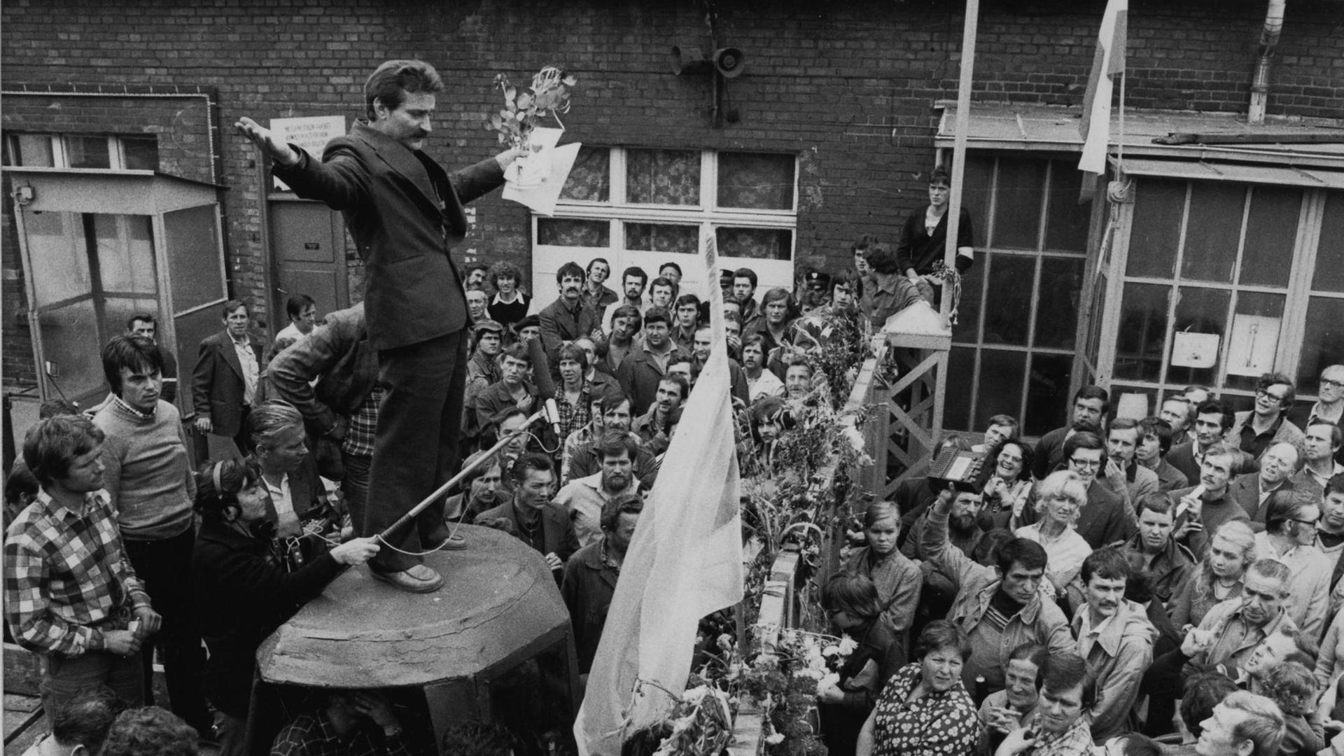 Streikführer Lech Wałęsa (2.v.l.) spricht 1980 zu den Arbeitern der Lenin-Werft in Danzig, links daneben Pfarrer Henryk Jankowski