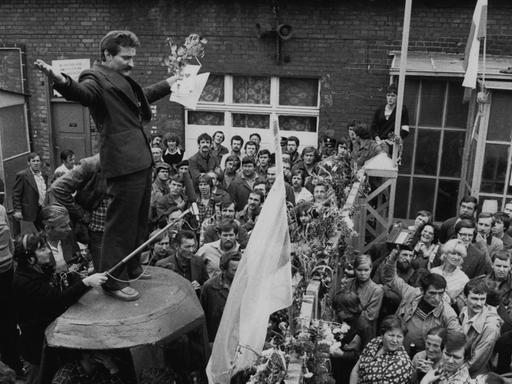 Streikführer Lech Wałęsa (2.v.l.) spricht 1980 zu den Arbeitern der Lenin-Werft in Danzig, links daneben Pfarrer Henryk Jankowski