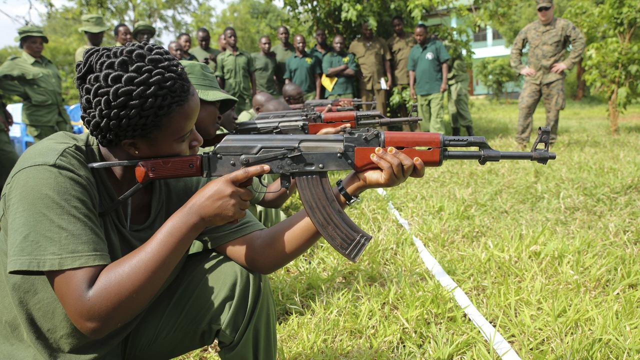 US-Marines bilden Ranger in Tansania im Nahkampf aus. US-Marines bilden Ranger in Tansania im Nahkampf aus.