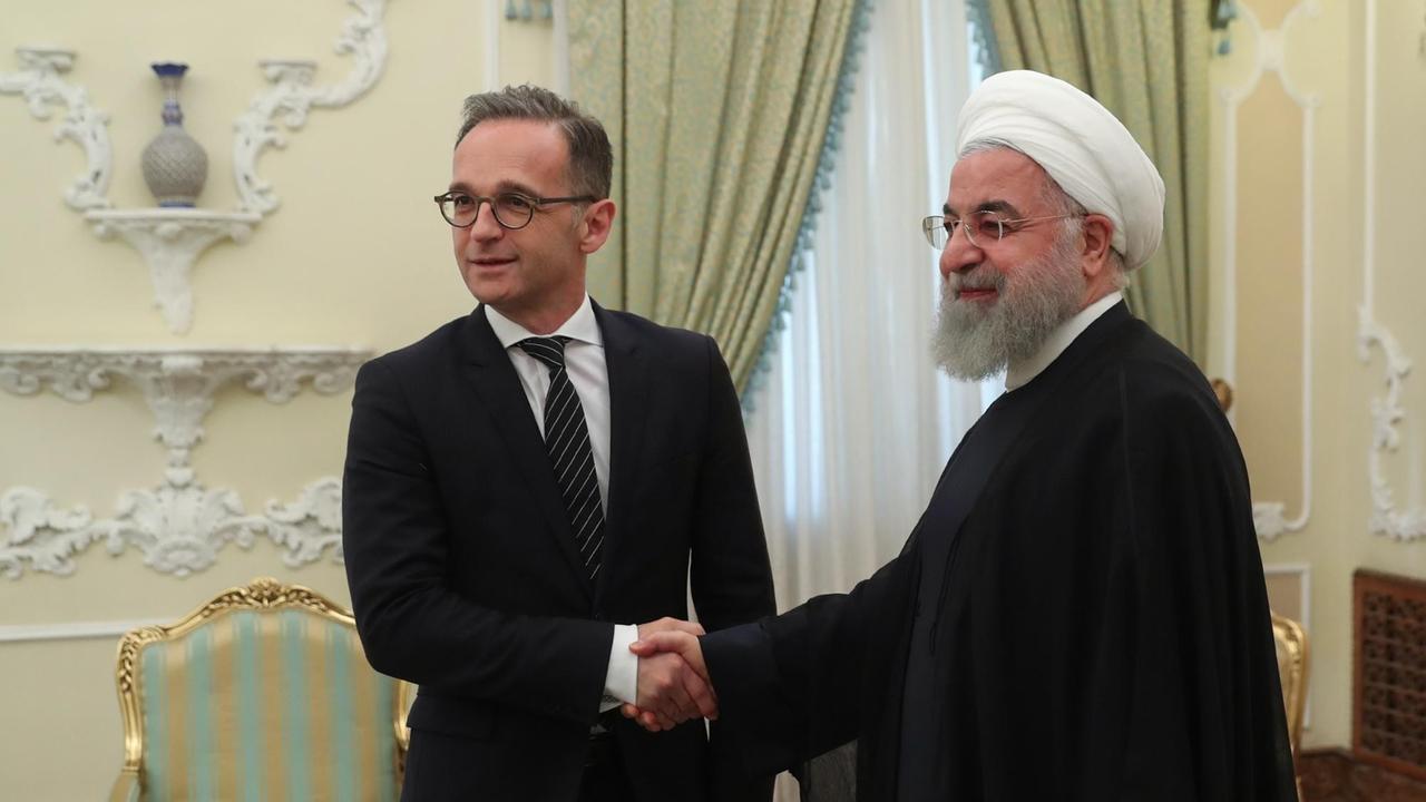 Der iranische Präsident Hassan Rouhani (R) empfängt den deutschen Außenminister Heiko Maas (L) in Teheran 