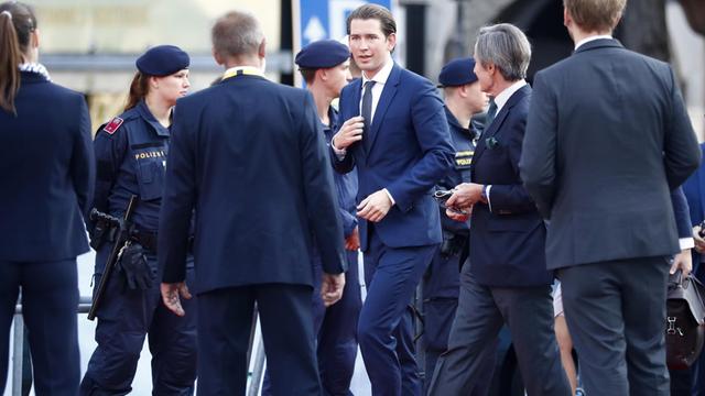Sebastian Kurz (ÖVP), Bundeskanzler von Österreich, das derzeit die EU-Ratspräsidentschaft innehat, trifft am Morgen zur Plenarsitzung des informellen EU-Gipfels in Salzburg ein. Er geht über einen roten Teppich, am Rand stehen Sicherheitsleute und Fotografen.