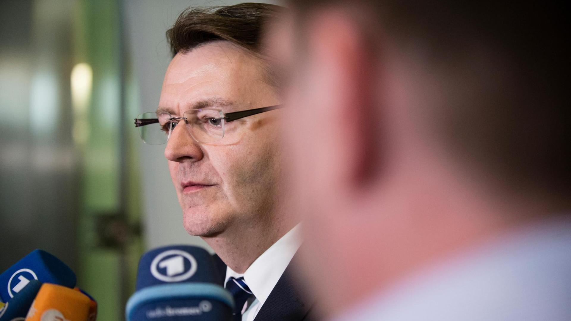 Das Mitglied der CSU im Edathy-Untersuchungsausschuss des Bundestages, Michael Frieser spricht am 10.06.2015 nach der Befragung des Bundesinnenminister Thomas de Maiziere im Paul-Löbe-Haus in Berlin zu Medienvertretern. Foto: Gregor Fischer/dpa ++ Das Mitglied der CSU im Edathy-Untersuchungsausschuss des Bundestages, Michael Frieser spricht am 10.06.2015 nach der Befragung des Bundesinnenminister Thomas de Maiziere im Paul-Löbe-Haus in Berlin zu Medienvertretern. Foto: Gregor Fischer/dpa ++