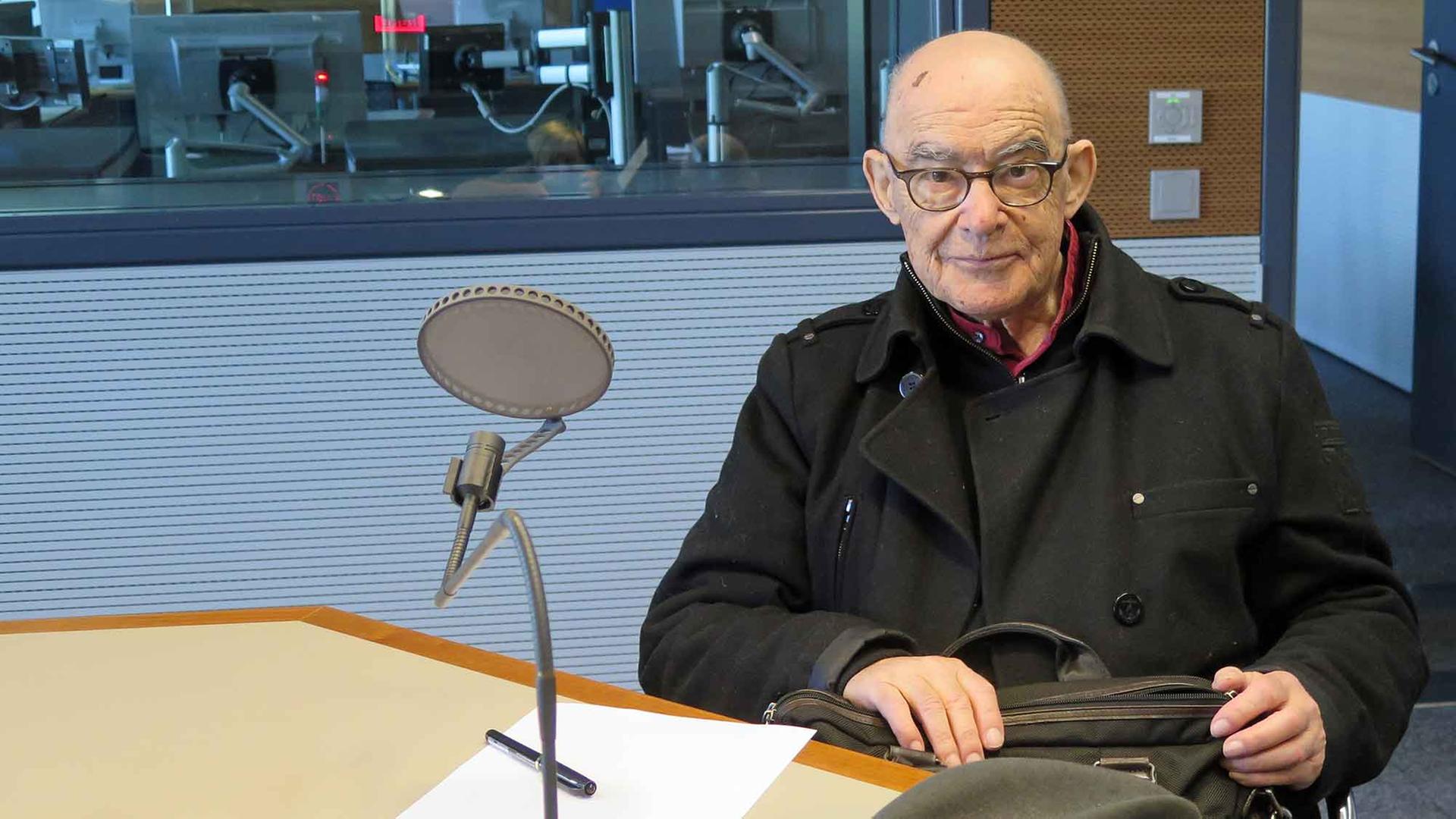 Jean-Luc Nancy (* 26. Juli 1940 in Caudéran, Frankreich) ist ein französischer Philosoph. Jean-Luc Nancy (* 26. Juli 1940 in Caudéran, Frankreich) ist ein französischer Philosoph.