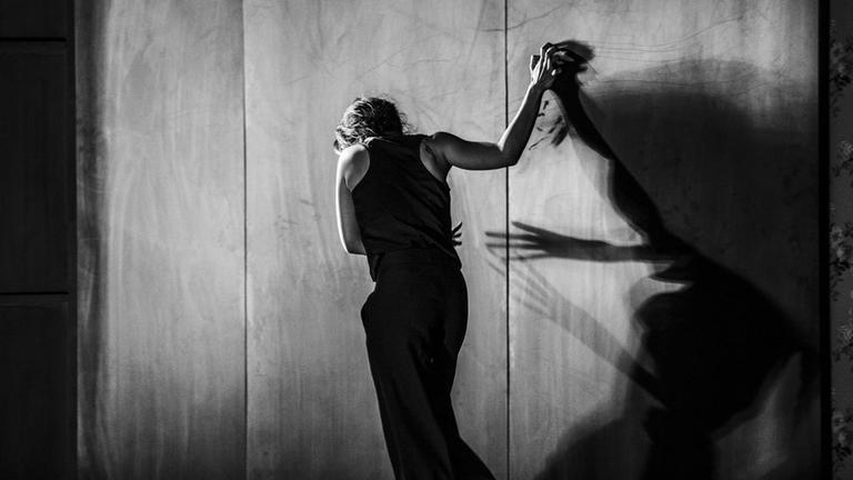 Der Tänzer Tsai-Chin Yu in einer Probe für "Neues Stück II" am Tanztheater Wuppertal. Der Tänzer Tsai-Chin Yu in einer Probe für "Neues Stück II" am Tanztheater Wuppertal.