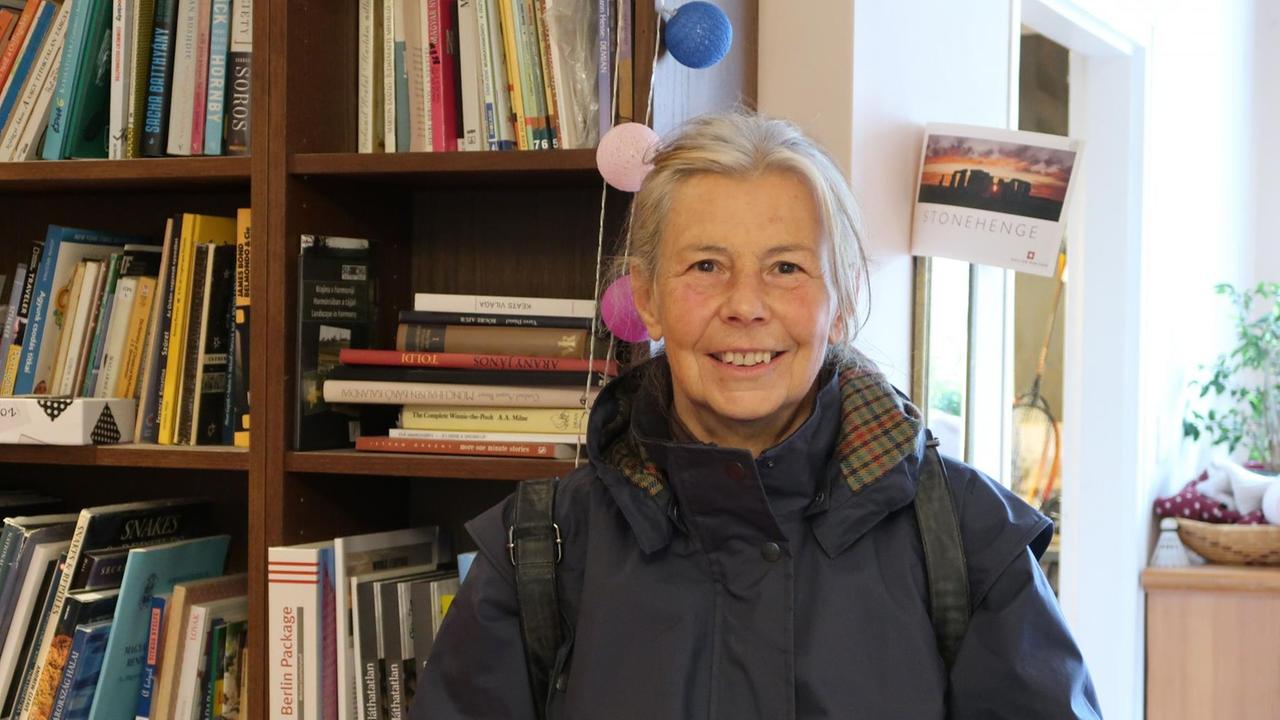 Ex-Regierungsangestellte und heutige Greenpeace-Mitarbeiterin Katalin Rodics in ihrer Wohnung vor einer Bücherwand.