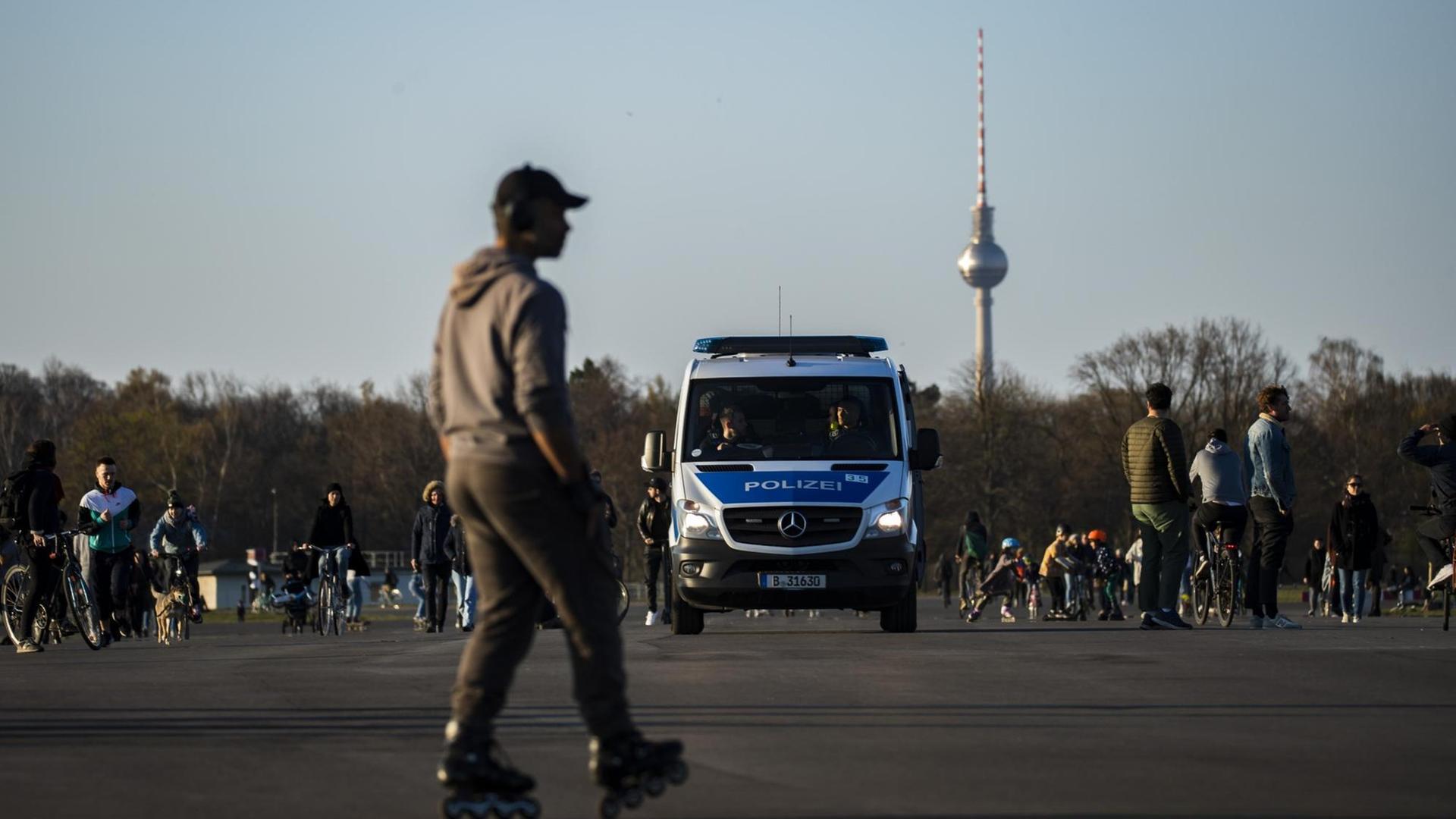 Die Polizei in Berlin kontrolliert die Abstandsregelungen auf dem Tempelhofer Feld. Die Polizei in Berlin kontrolliert die Abstandsregelungen auf dem Tempelhofer Feld.
