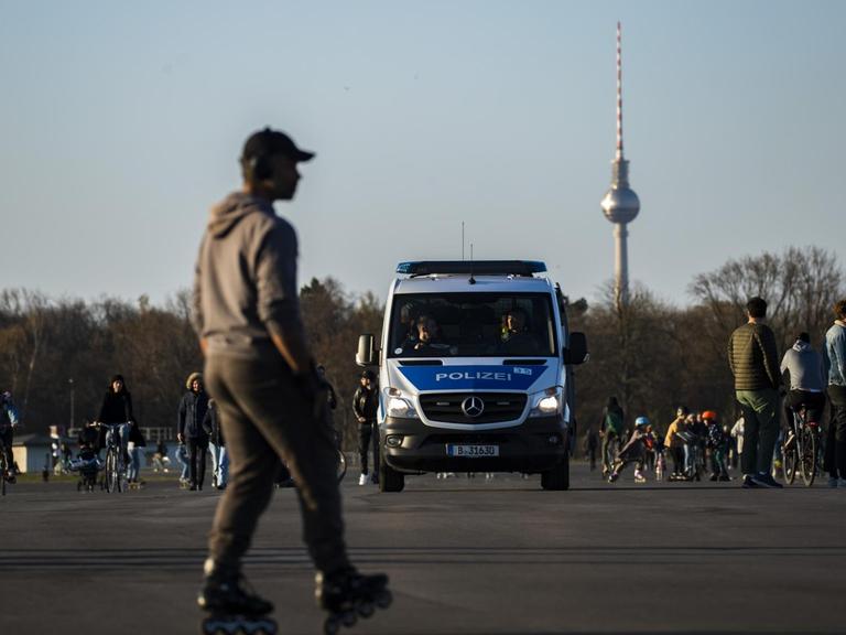 Die Polizei in Berlin kontrolliert die Abstandsregelungen auf dem Tempelhofer Feld.