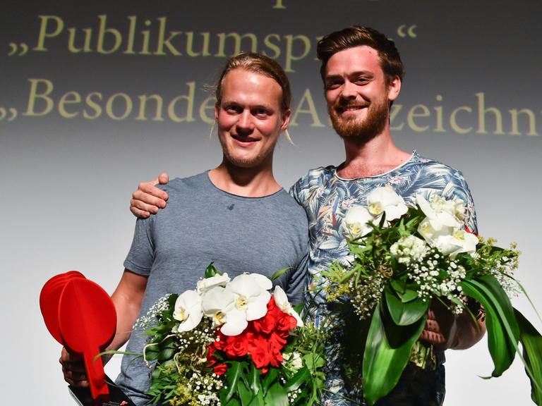 Regisseur und Buchautor Tom Sommerlatte (l.) und Schauspieler Sebastian Fräsdorf freuen sich beim 11. Festival des Deutschen Films über den Filmkunstpreis 2015.