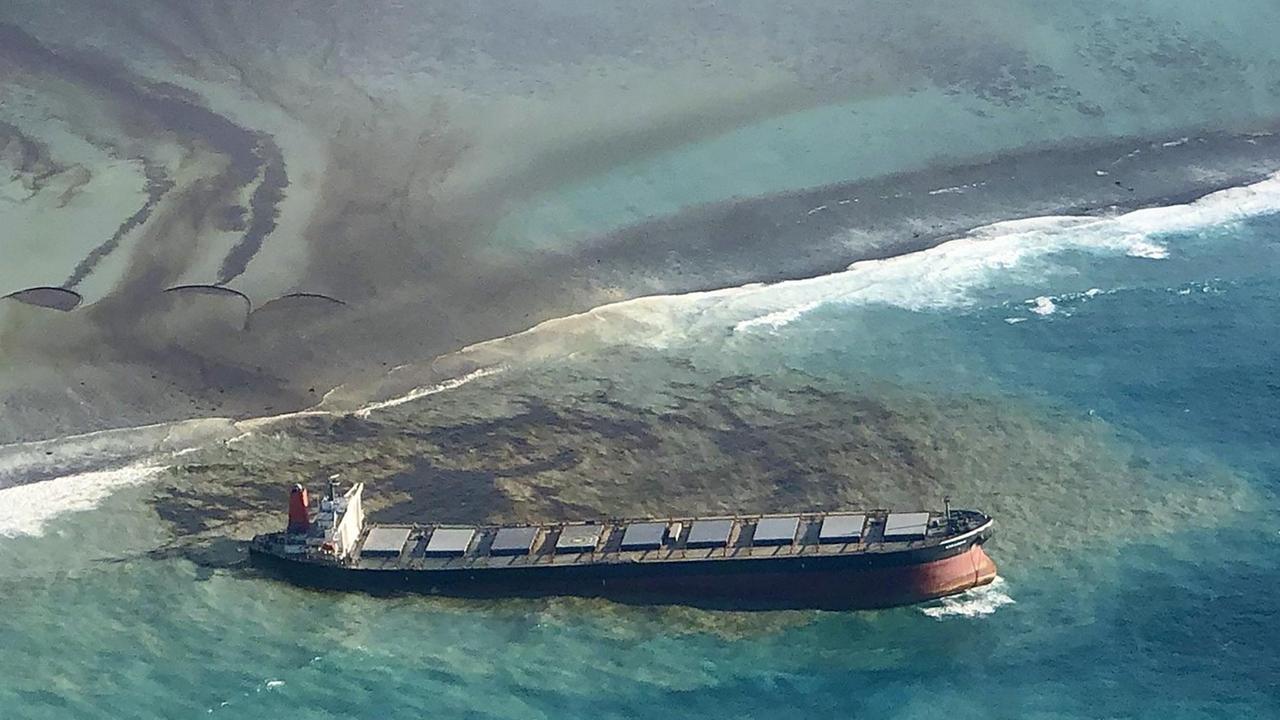 Auf dem Bild sieht man das ausgelaufenen Schiff ins Meer. Auf dem Bild sieht man das ausgelaufenen Schiff ins Meer.
