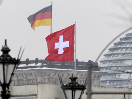 Die Schweizer Flagge weht über der Botschaft in der Nähe zur Glaskuppel des Bundestages. Die Schweizer Flagge weht über der Botschaft in der Nähe zur Glaskuppel des Bundestages.