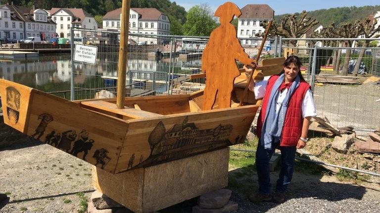 Dorothe Römer steht an dem "Treidelkahn" am Rand des Hafenbeckens von Bad Karlshafen. Dorothe Römer steht an dem "Treidelkahn" am Rand des Hafenbeckens von Bad Karlshafen.