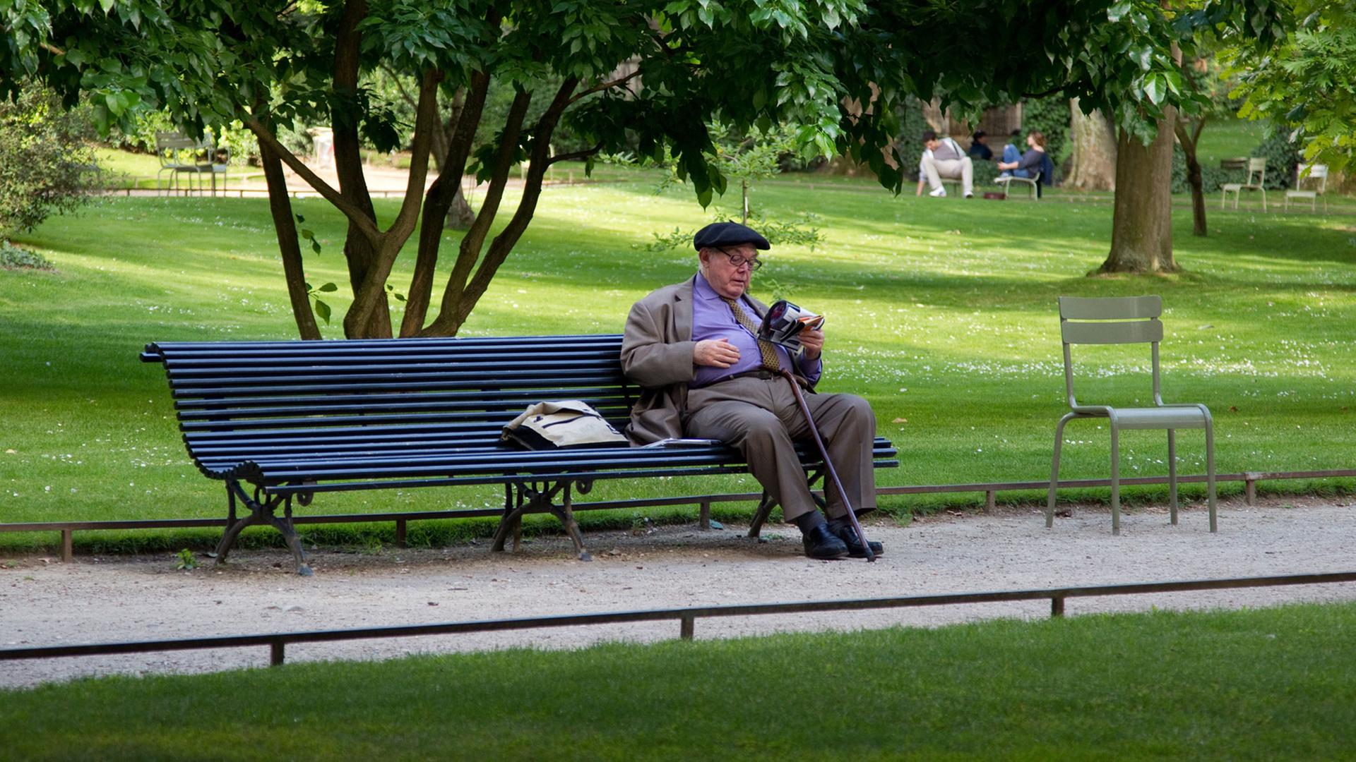 Ein älterer Mann sitzt im Juni 2011 auf einer Bank im Jardin du Luxembourg im französischen Paris und liest. Ein älterer Mann sitzt im Juni 2011 auf einer Bank im Jardin du Luxembourg im französischen Paris und liest.