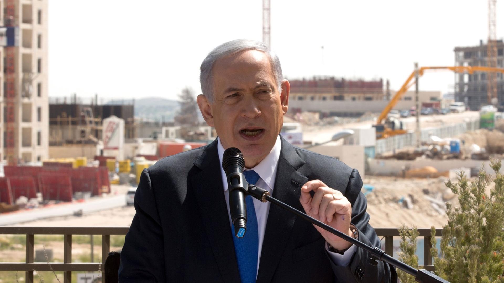 Israels Ministerpräsident besucht ein umstrittenes Siedlungsprojekt in Ost-Jerusalem. Israels Ministerpräsident besucht ein umstrittenes Siedlungsprojekt in Ost-Jerusalem.