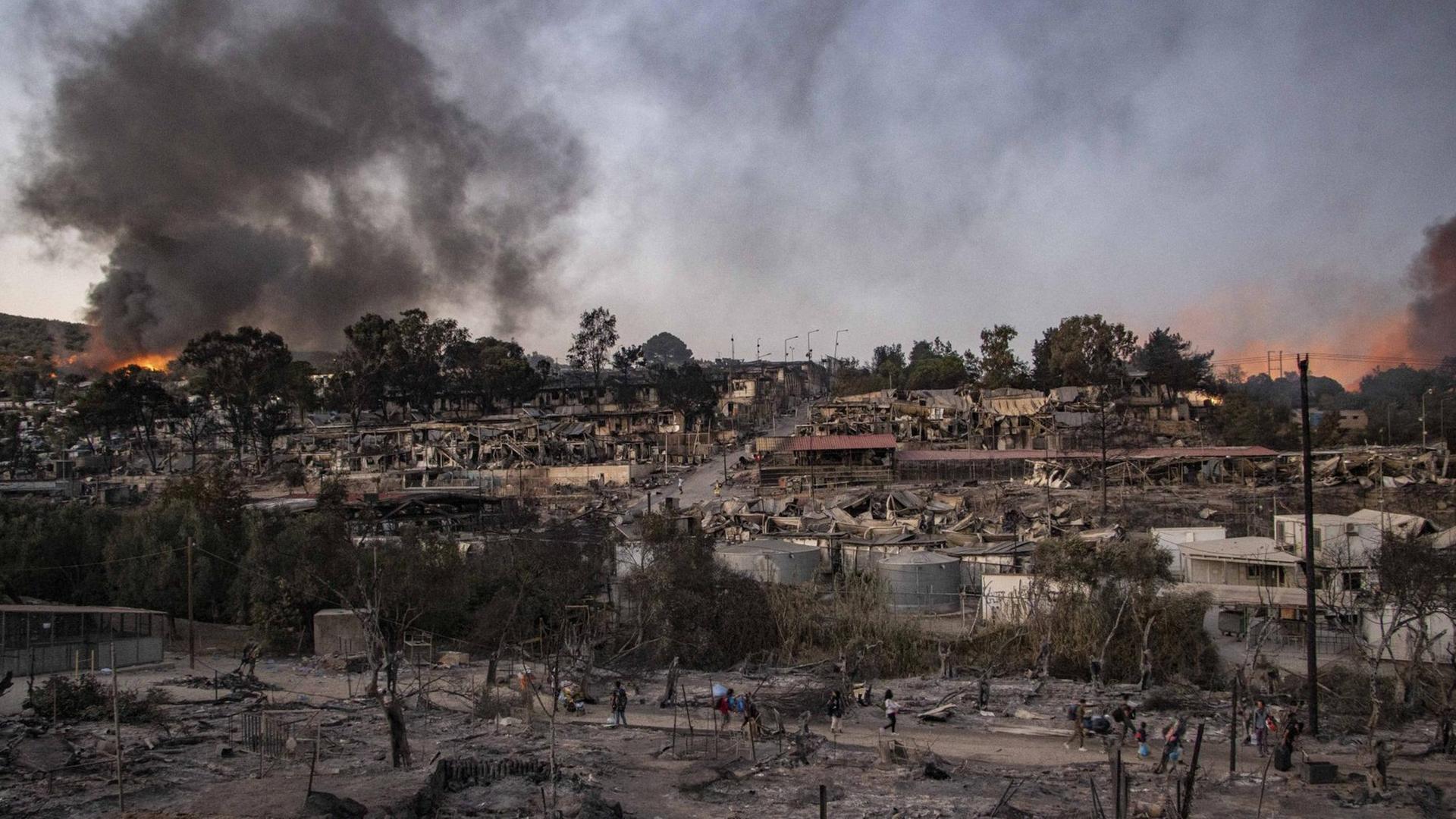 Ein Feuer zerstört am 9. September 2020 Griechenlands größtes Flüchtlingslager Moria auf der Insel Lesbos. Ein Feuer zerstört am 9. September 2020 Griechenlands größtes Flüchtlingslager Moria auf der Insel Lesbos.