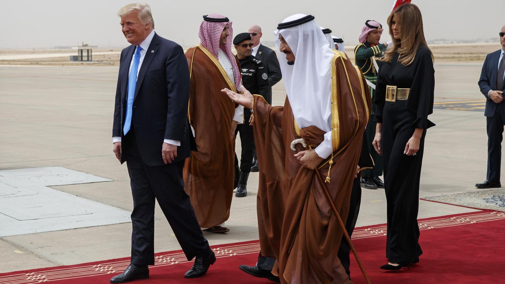 Salman führt die Trumps auf dem Rollfeld des Flughafens über einen roten Teppich Salman führt die Trumps auf dem Rollfeld des Flughafens über einen roten Teppich