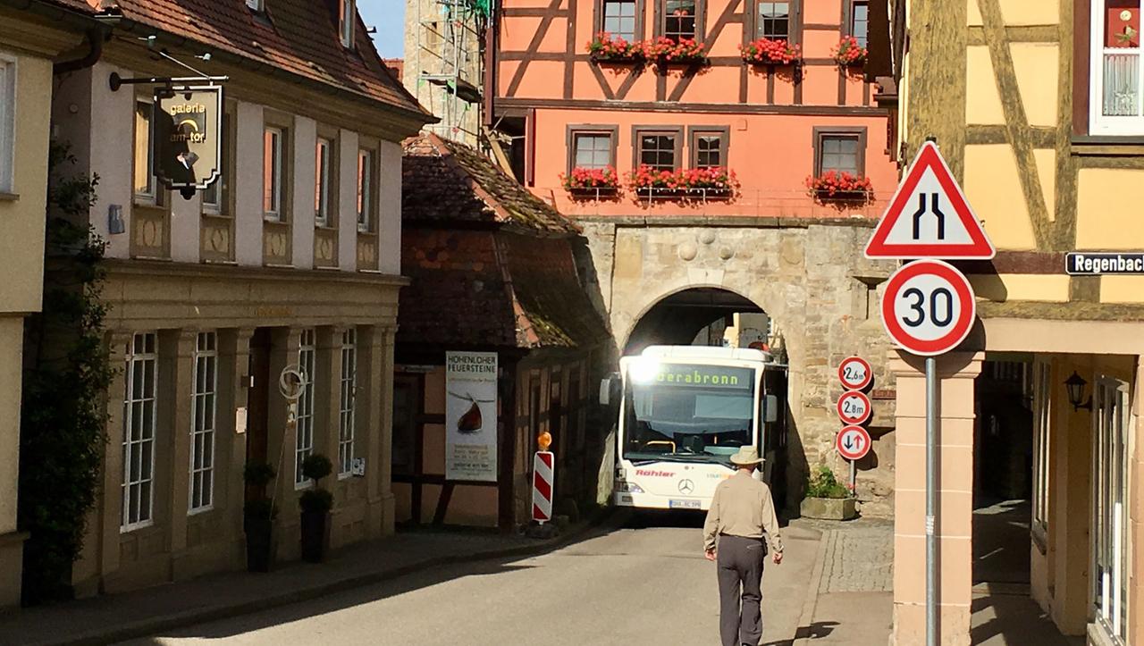 Nur für Geübte empfohlen - die Durchfahrt des Tadttores mit dem Bus. Nur für Geübte empfohlen - die Durchfahrt des Tadttores mit dem Bus.