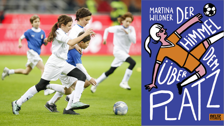 Fußballspielende Mädchen und Jungen und das Buchcover von Martina Wildner: „Der Himmel über dem Platz“