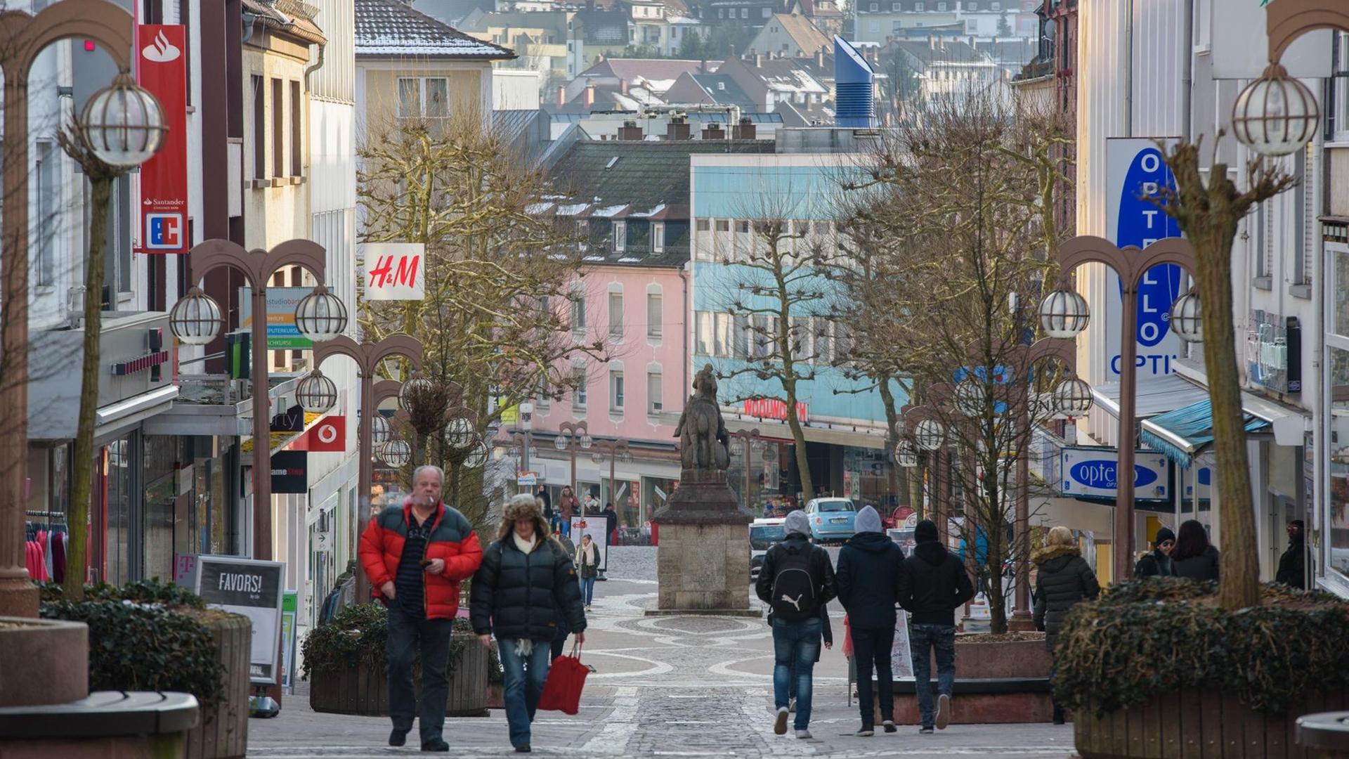 Passanten gehen durch die Fußgängerzone von Pirmasens in Rheinland-Pfalz Passanten gehen durch die Fußgängerzone von Pirmasens in Rheinland-Pfalz